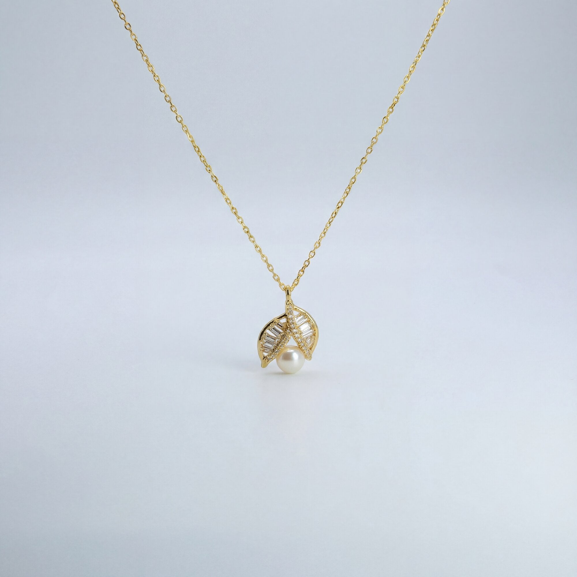 Leaf Halo Pearl Pendant Necklace